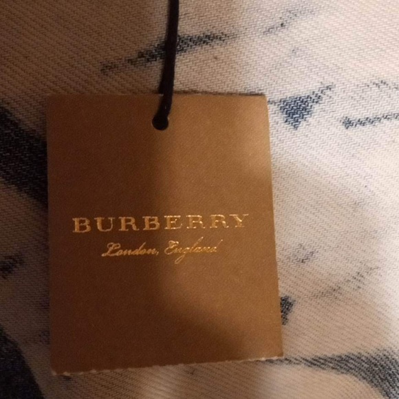Burberry scarf, tan and brown, ones size fits all like new with tags still on - Picture 3 of 5